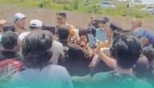 Warga desa antara pemilik Surat Hak Milik (SHM) dengan Pemegang Akta Tanah, saat cekcok di lahan pertanian (Foto: Tangkapan layar dari video kiriman warga setempat).