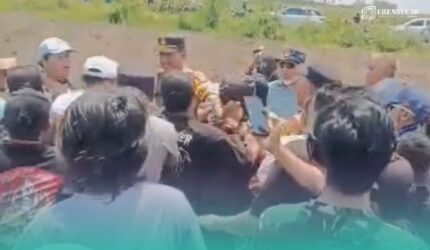 Warga desa saat cekcok antara pemilik Surat Hak Milik (SHM) dengan Pemegang Akta Tanah. (Foto: Tangkapan layar dari video kiriman warga setempat).