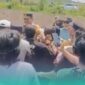 Warga desa antara pemilik Surat Hak Milik (SHM) dengan  Pemegang Akta Tanah, saat cekcok di lahan pertanian (Foto: Tangkapan layar dari video kiriman warga setempat). 