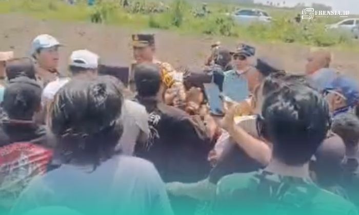 Warga desa antara pemilik Surat Hak Milik (SHM) dengan  Pemegang Akta Tanah, saat cekcok di lahan pertanian (Foto: Tangkapan layar dari video kiriman warga setempat). 