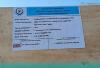 Papan proyek Kementerian Kelautan dan Perikanan (KKP) kini berdiri di Pantai Pasir Putih, Desa Pulau Mandangin, Kecamatan Sampang. (Foto: Istimewa). 