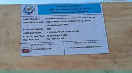 Papan proyek Kementerian Kelautan dan Perikanan (KKP) kini berdiri di Pantai Pasir Putih, Desa Pulau Mandangin, Kecamatan Sampang. (Foto: Istimewa). 