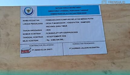 Papan proyek Kementerian Kelautan dan Perikanan (KKP) kini berdiri di Pantai Pasir Putih, Desa Pulau Mandangin, Kecamatan Sampang. (Foto: Istimewa).