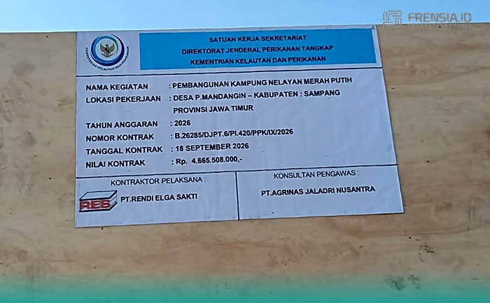 Papan proyek Kementerian Kelautan dan Perikanan (KKP) kini berdiri di Pantai Pasir Putih, Desa Pulau Mandangin, Kecamatan Sampang. (Foto: Istimewa). 