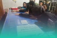 Gambar Tangis Istri dan Anak Kembar Pecah Sambut Jenazah Ponco Korban KM Virgo (Sumber: Istimewa)