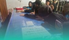 Gambar Tangis Istri dan Anak Kembar Pecah Sambut Jenazah Ponco Korban KM Virgo (Sumber: Istimewa)