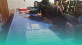 Gambar Tangis Istri dan Anak Kembar Pecah Sambut Jenazah Ponco Korban KM Virgo (Sumber: Istimewa)