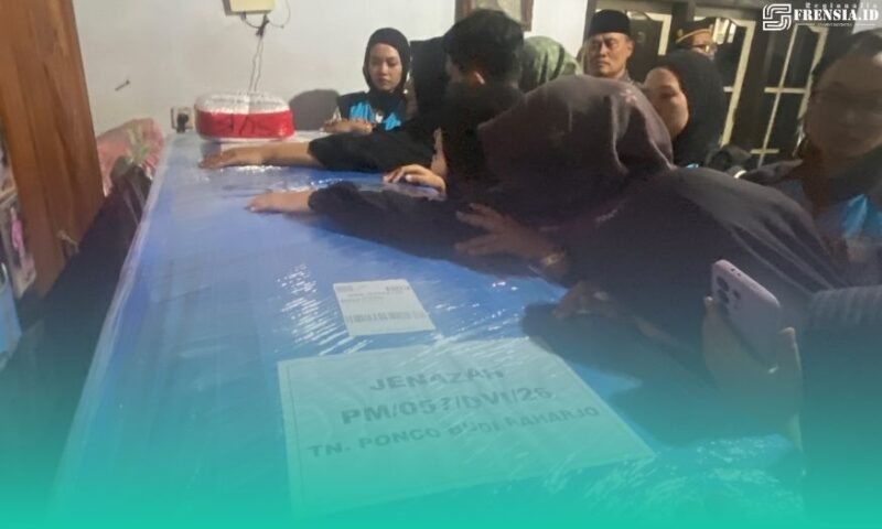 Gambar Tangis Istri dan Anak Kembar Pecah Sambut Jenazah Ponco Korban KM Virgo (Sumber: Istimewa)