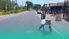 Gambar Truk Bermuatan Karton Tabrak Scoopy di Wongsorejo Banyuwangi, Pemotor Meninggal (Sumber: Istimewa)