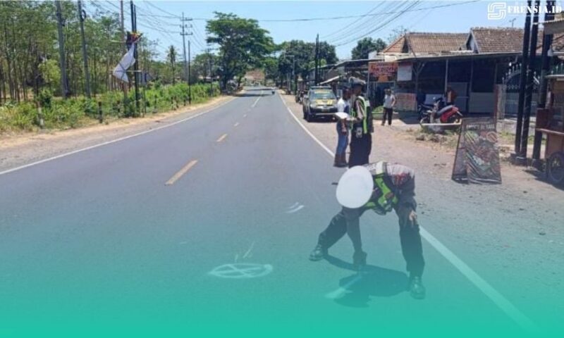 Gambar Truk Bermuatan Karton Tabrak Scoopy di Wongsorejo Banyuwangi, Pemotor Meninggal (Sumber: Istimewa)