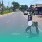 Gambar Truk Bermuatan Karton Tabrak Scoopy di Wongsorejo Banyuwangi, Pemotor Meninggal (Sumber: Istimewa)