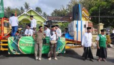 Ketua MWC NU, Kyai Imam Shodiq memberikan arahan kepada peserta pawai (Foto: Istimewa)