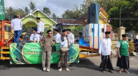 Ketua MWC NU, Kyai Imam Shodiq memberikan arahan kepada peserta pawai (Foto: Istimewa)