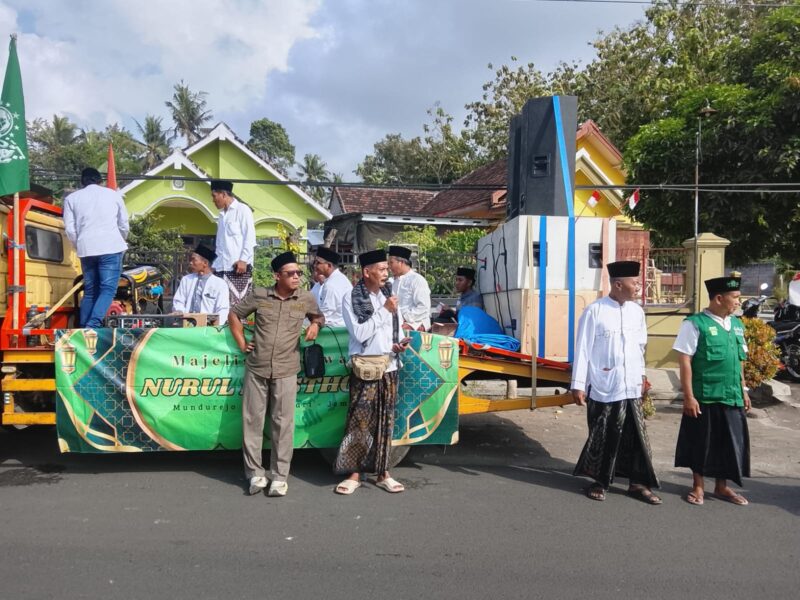 Ketua MWC NU, Kyai Imam Shodiq memberikan arahan kepada peserta pawai (Foto: Istimewa)